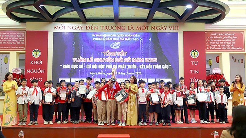 Các đồng chí lãnh đạo Phòng GD&ĐT quận Hoàn Kiếm trao thưởng cho các đội thi “Đi tìm công dân số tài năng”