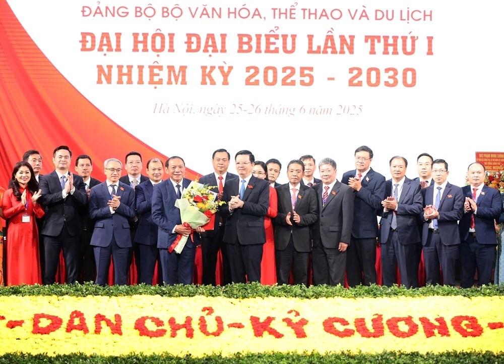 Phó Thủ tướng Mai Văn Chính tặng hoa chúc mừng BCH Đảng bộ Bộ VHTTDL nhiệm kỳ 2025-2030