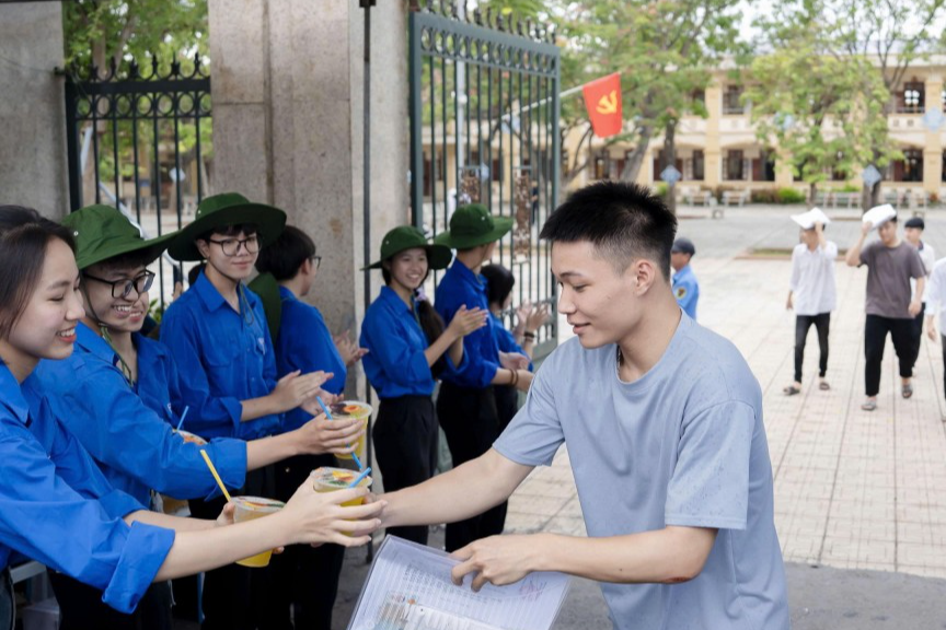 Cơm miễn phí, nước mía 0 đồng “tiếp sức” thí sinh