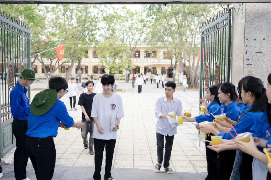 Cơm miễn phí, nước mía 0 đồng “tiếp sức” thí sinh