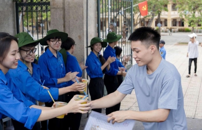 Cơm miễn phí, nước mía 0 đồng “tiếp sức” thí sinh