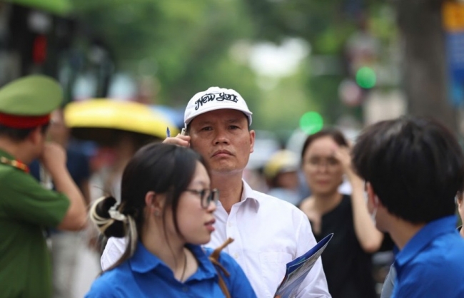 Thầy giáo túc trực ở trường thi, điểm danh từng học sinh