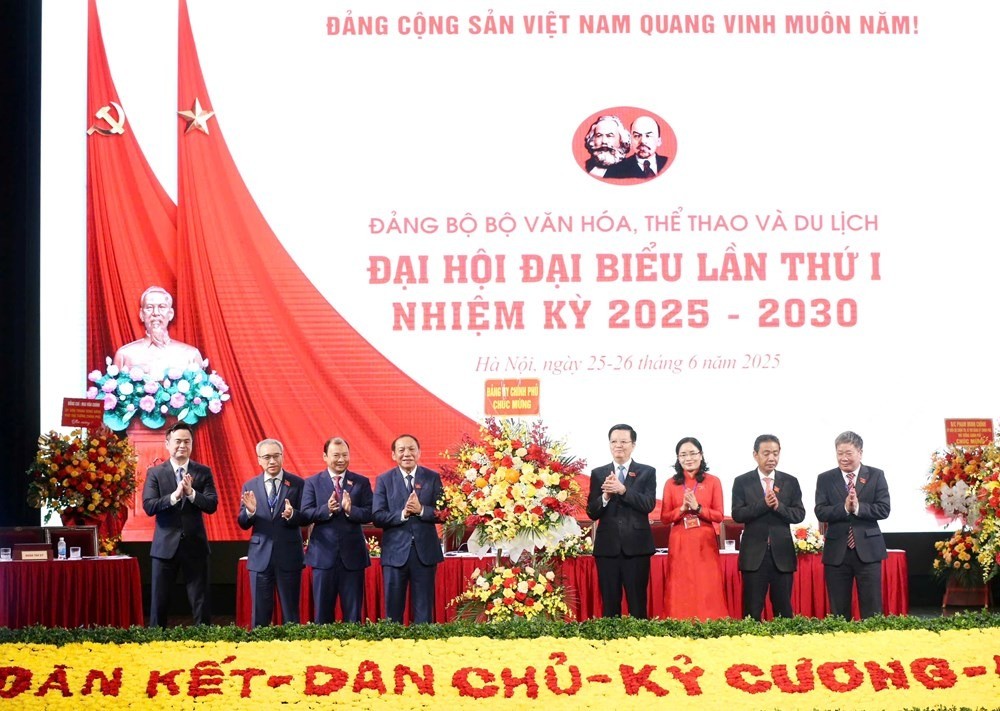 Phó Thủ tướng Mai Văn Chính tặng hoa chúc mừng thành công của Đại hội