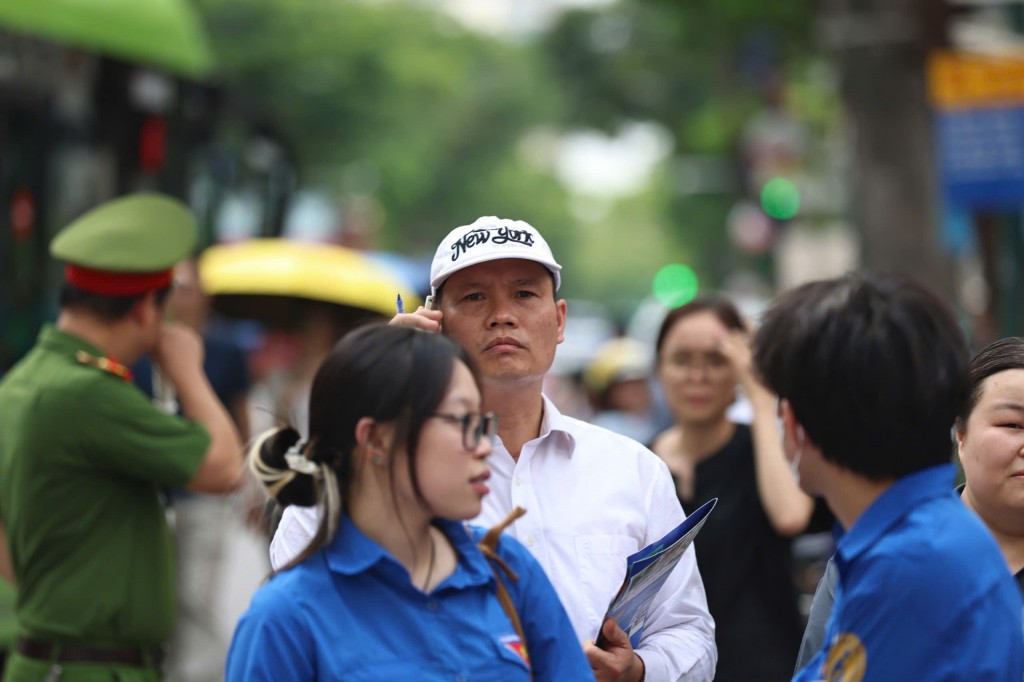 Thầy giáo túc trực ở trường thi, điểm danh từng học sinh