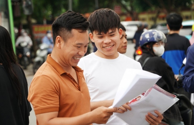 Đề Toán chương trình Giáo dục phổ thông 2006 vừa sức với thí sinh