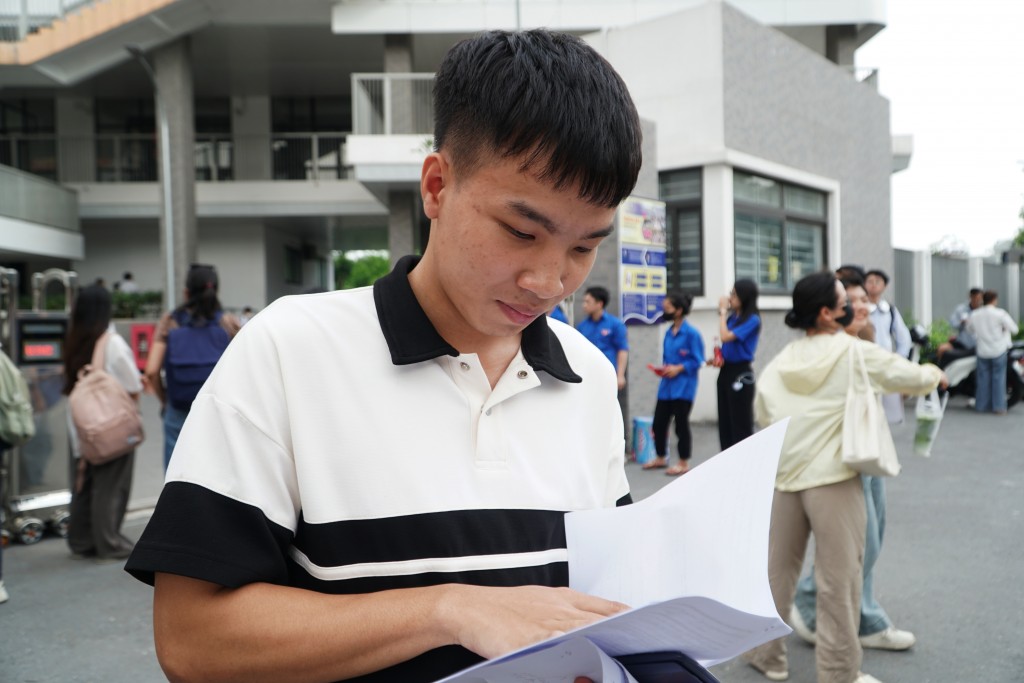 Đề Toán chương trình Giáo dục phổ thông 2006 vừa sức với thí sinh