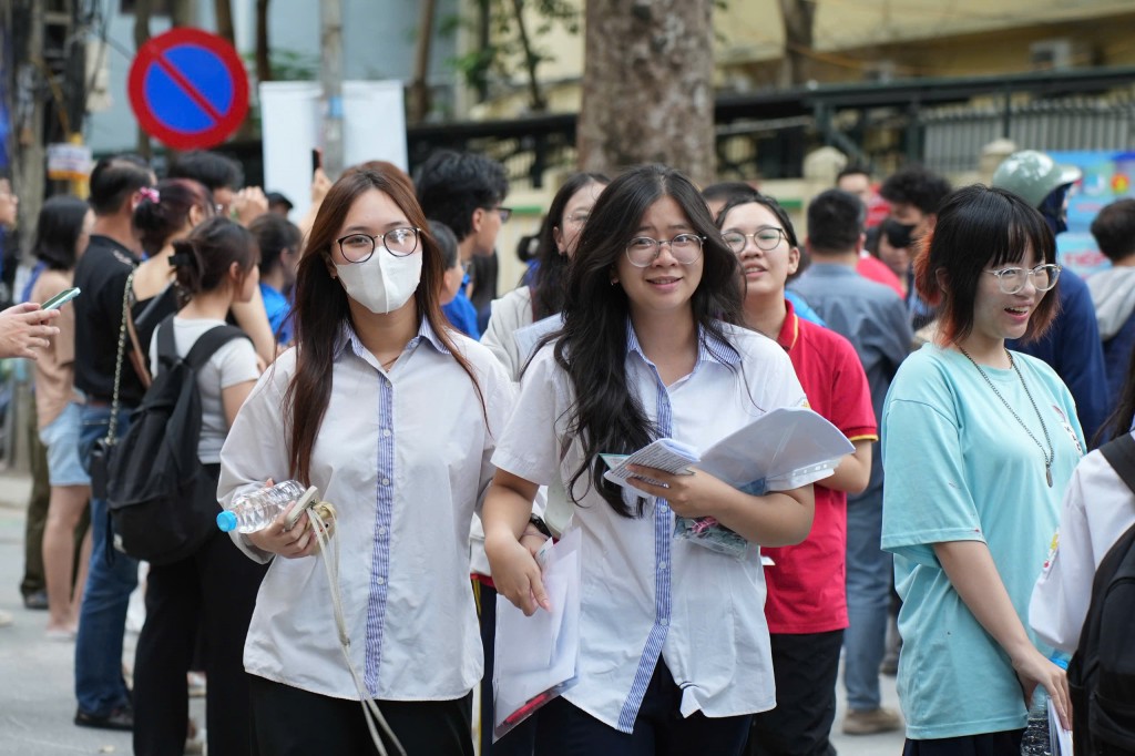 Thí sinh tham dự kỳ thi tốt nghiệp THPT năm 2025 tại điểm thi THPT Phan Huy Chú - Đống Đa. Ảnh: Phạm Mạnh