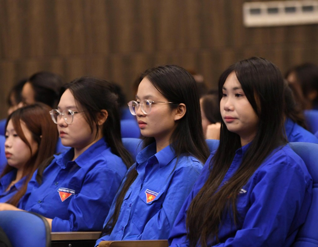 Các bạn sinh viên tham gia chương trình
