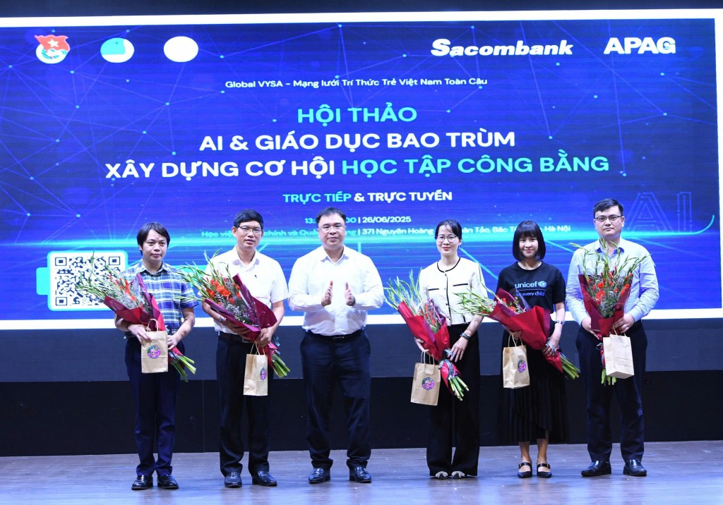 GS.TS Nguyễn Quốc Sửu tặng hoa cảm ơn các diễn giả