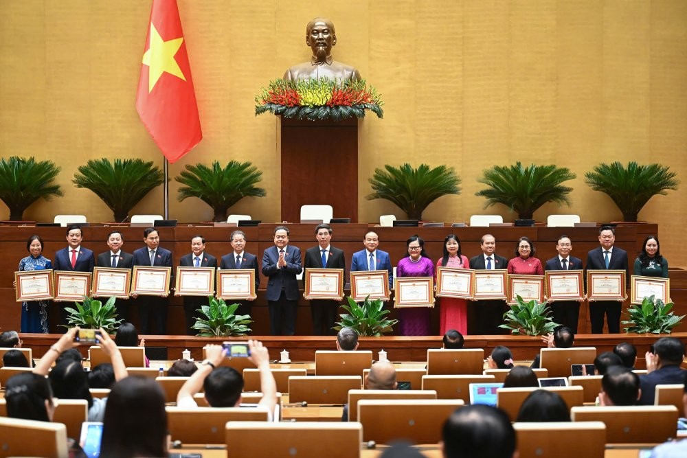Chủ tịch Quốc hội Trần Thanh Mẫn trao Bằng khen của Ủy ban Thường vụ Quốc hội tặng Trưởng đoàn, Phó Trưởng đoàn chuyên trách Đoàn đại biểu Quốc hội các tỉnh, thành phố trực thuộc Trung ương đã có thành tích xuất sắc