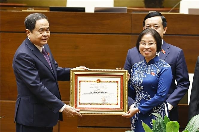 Chủ tịch Quốc hội Trần Thanh Mẫn trao tặng Bằng khen cho các Trưởng đoàn, Phó Trưởng đoàn chuyên trách có thành tích xuất sắc trong hoạt động của Đoàn đại biểu Quốc hội khóa XV. Ảnh: Doãn Tấn/TTXVN