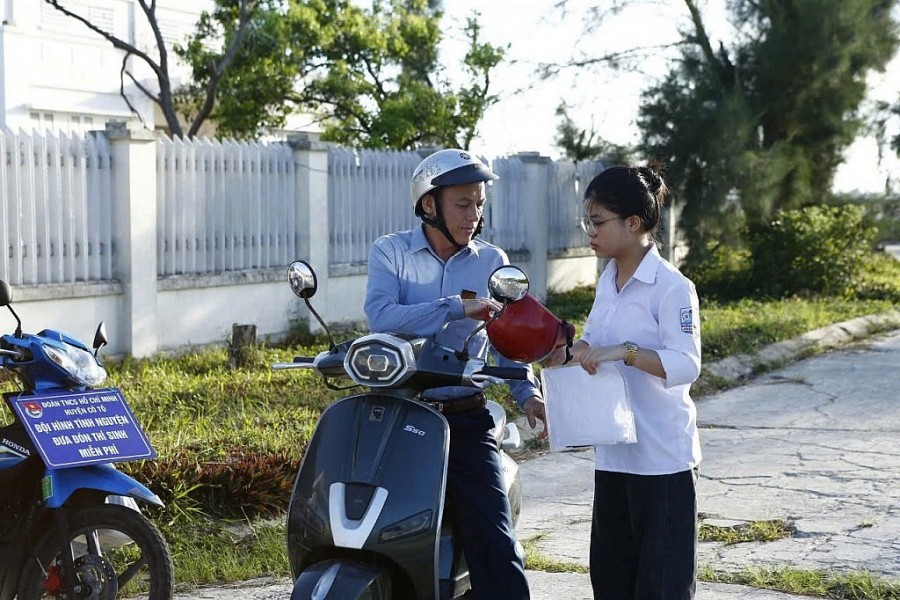 Phụ huynh căn dặn, động viên con trước giờ thi