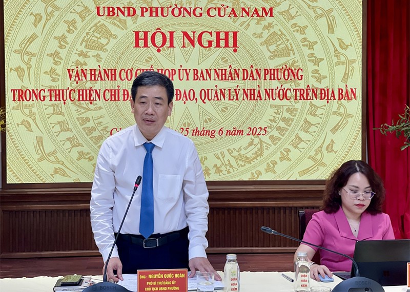 Ông Nguyễn Quốc Hoàn, Phó Chủ tịch Thường trực UBND quận Hoàn Kiếm điều hành phiên họp