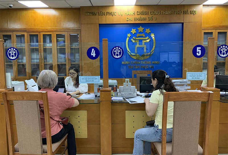 Người dân đến đăng ký các thủ tục hành chính Trung tâm phục vụ hành chính công Chi nhánh số 3 số 126 phố Hàng Trống