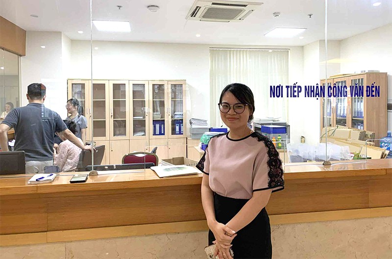Bà Nguyễn Thị Phương Thảo - Phó Chánh Văn phòng UBND phường Hoàn Kiếm (mới) trao đổi với PV báo Tuổi trẻ Thủ đô