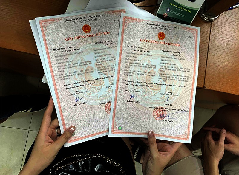 Giấy chứng nhận kết hôn của hai bạn trẻ Trần Quỳnh Nhi và Lê Anh Tú