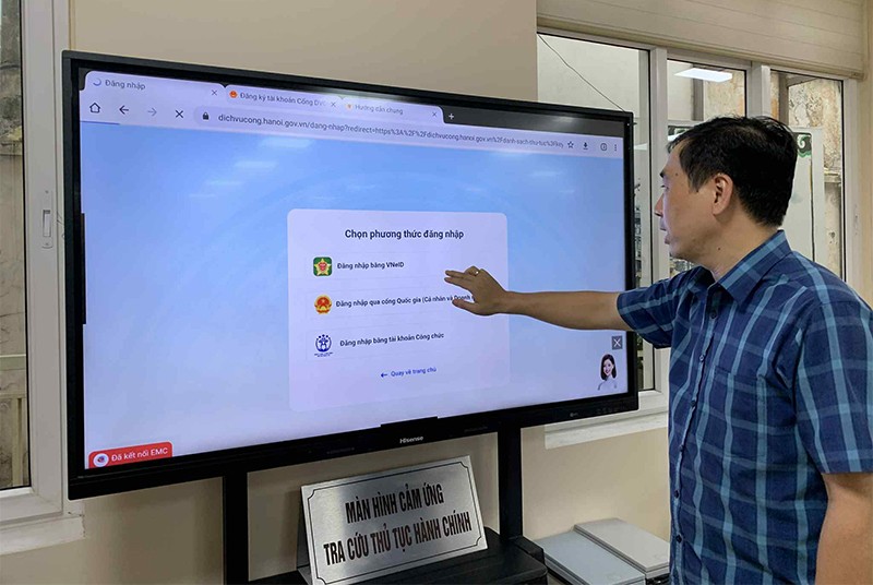 Ông Đỗ Thanh Hà - Cán bộ công chức Trung tâm phục vụ hành chính công Chi nhánh số 3 giới thiệu với PV màn hình cảm ứng tra cứu thủ tục hành chính