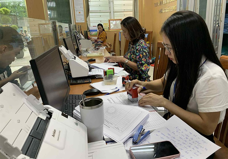 Cán bộ công chức phường Cửa Nam (mới) miệt mài làm việc, phục vụ Nhân dân