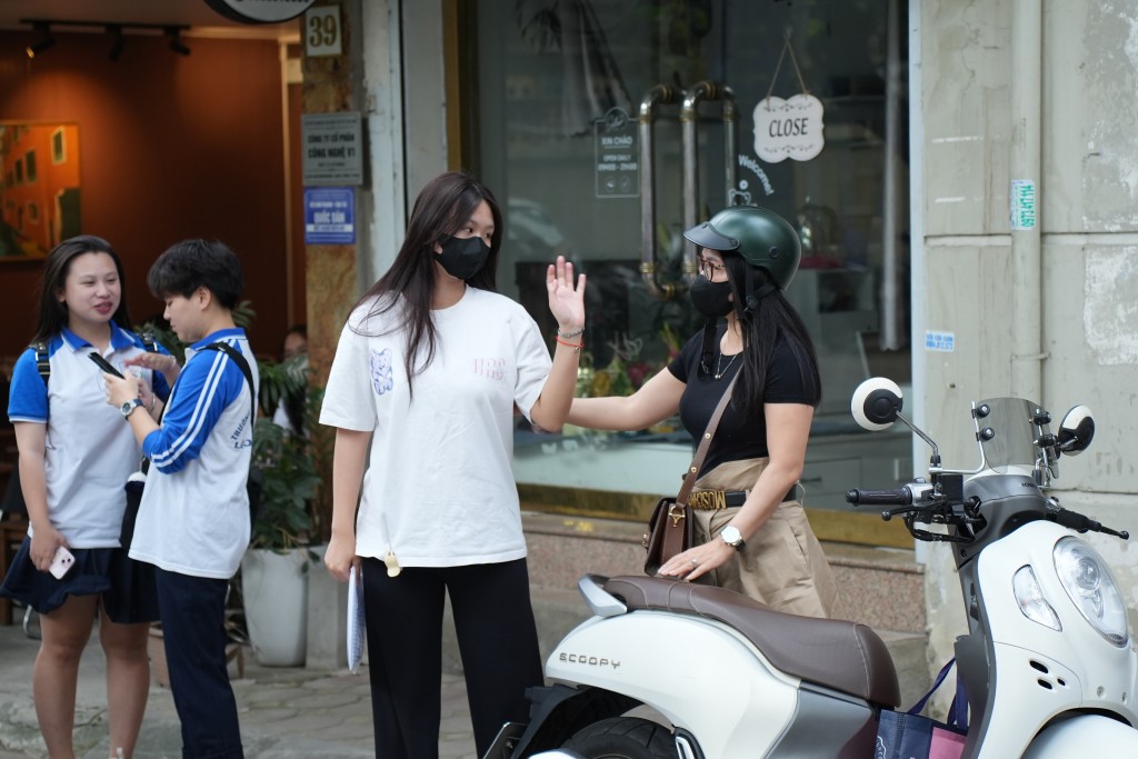 Cái vẫy tay chào với kỳ vọng về một kỳ thi tốt đẹp Cái vẫy tay chào với kỳ vọng về một kỳ thi tốt đẹp
