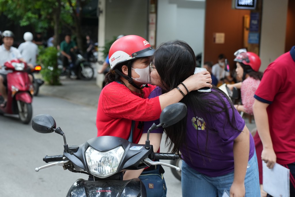 Phụ huynh trao cho các sĩ tử nụ hôn ấm áp trước buổi thi cuối cùng Phụ huynh trao cho các sĩ tử nụ hôn ấm áp trước buổi thi cuối cùng
