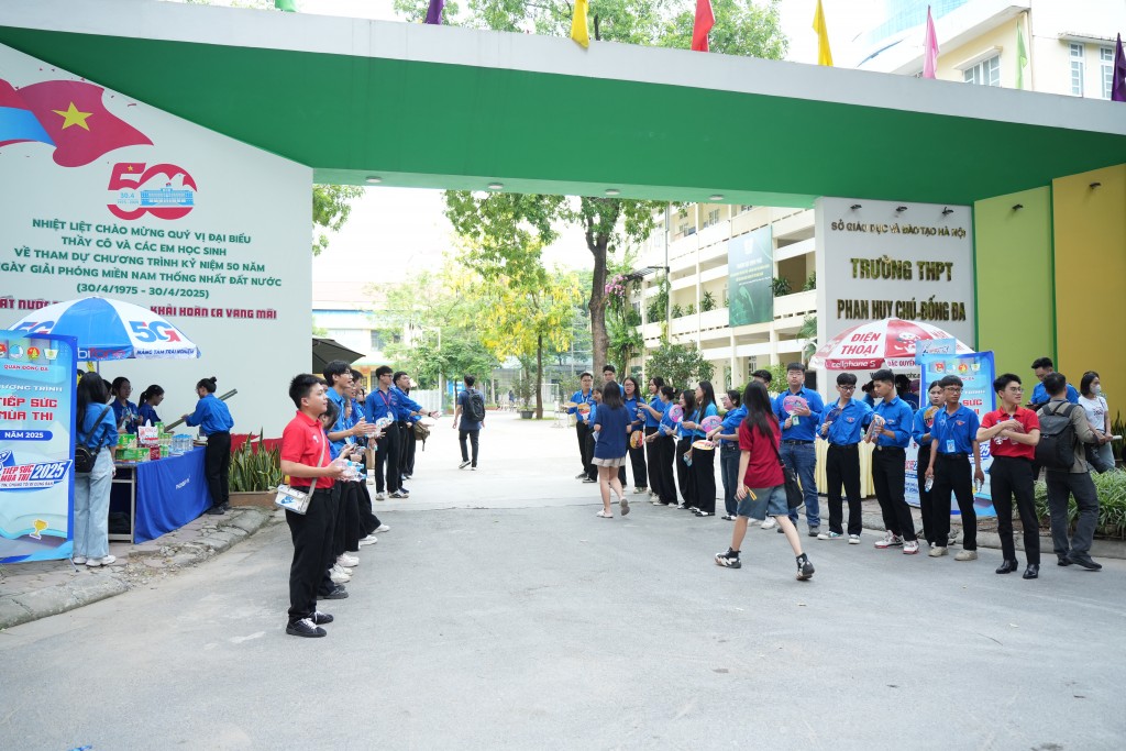 Ngay từ sáng sớm, các tình nguyện viên cùng nhiều lực lượng đã triển khai đội hình đảm bảo kỳ thi an toàn, thuận lợi Ngay từ sáng sớm, các tình nguyện viên cùng nhiều lực lượng đã triển khai đội hình đảm bảo kỳ thi an toàn, thuận lợi