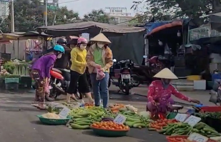Chợ tự phát thiếu an toàn, khó kiểm soát