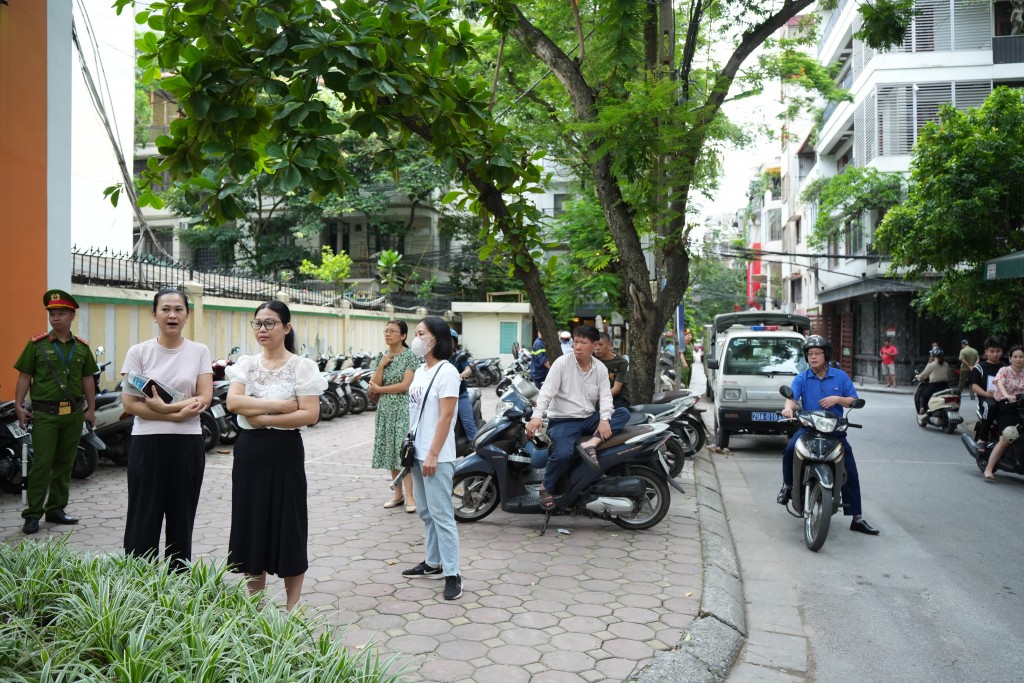 Bên ngoài điểm thi, nhiều phụ huynh thấp thỏm ngóng đợi thí sinh Bên ngoài điểm thi, nhiều phụ huynh thấp thỏm ngóng đợi thí sinh