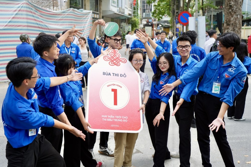 "Áo xanh" đồng hành cùng sĩ tử Thủ đô