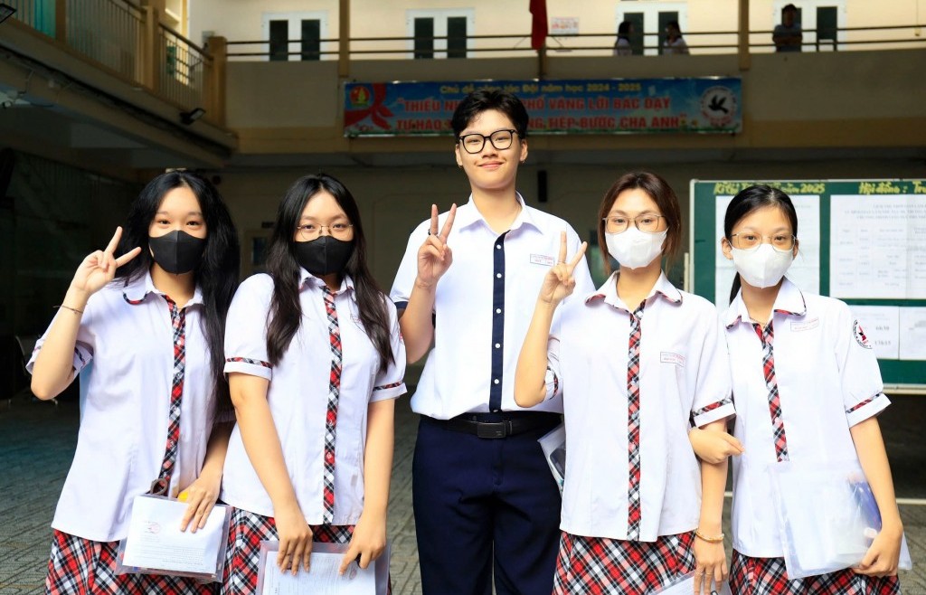 Sĩ tử TP Hồ Chí Minh bước vào ngày thi thứ 2 đầy "cảm xúc"