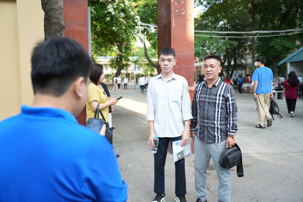 Lực lượng tình nguyện không chỉ động viên còn hỗ trợ chụp hình lưu niệm Lực lượng tình nguyện không chỉ động viên còn hỗ trợ chụp hình lưu niệm