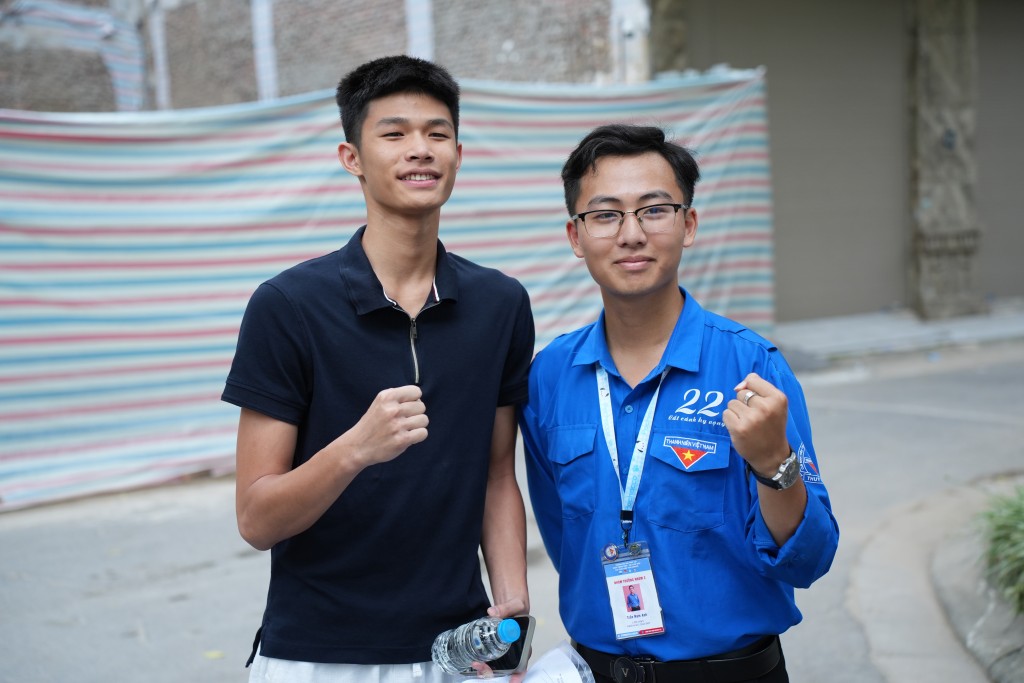 Sinh viên tình nguyện Trần Nam Anh chụp cùng sĩ tử tại điểm thi Trường THPT Phan Huy Chú (quận Đống Đa, Hà Nội) Sinh viên tình nguyện Trần Nam Anh chụp cùng sĩ tử tại điểm thi Trường THPT Phan Huy Chú (quận Đống Đa, Hà Nội)
