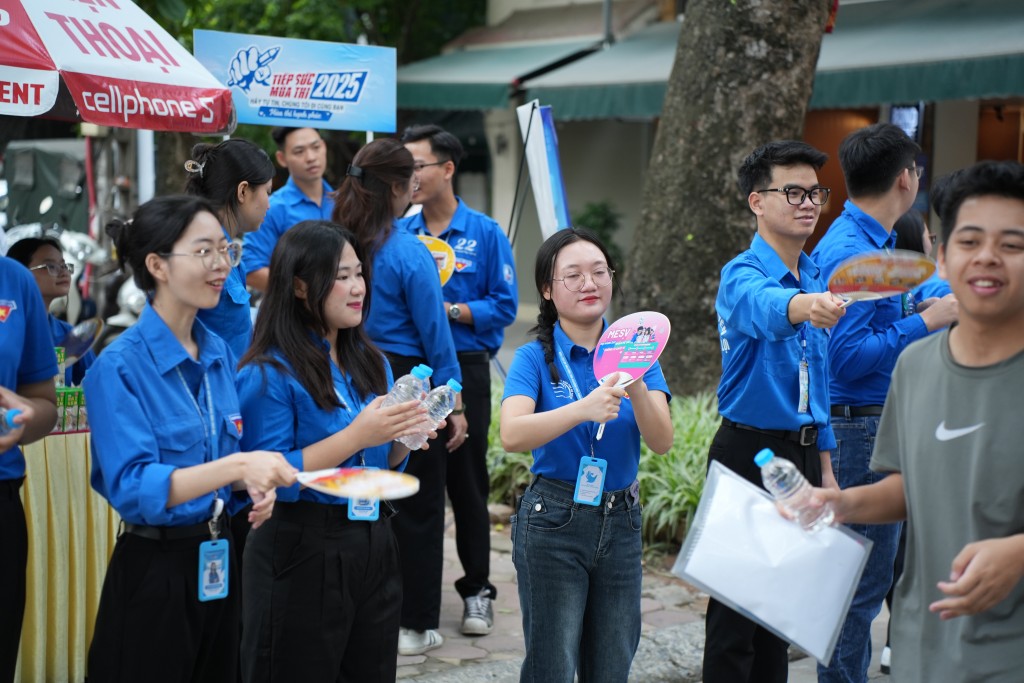 Sự vui vẻ, niềm nở chào đón thí sinh tại cổng trường Sự vui vẻ, niềm nở chào đón thí sinh tại cổng trường
