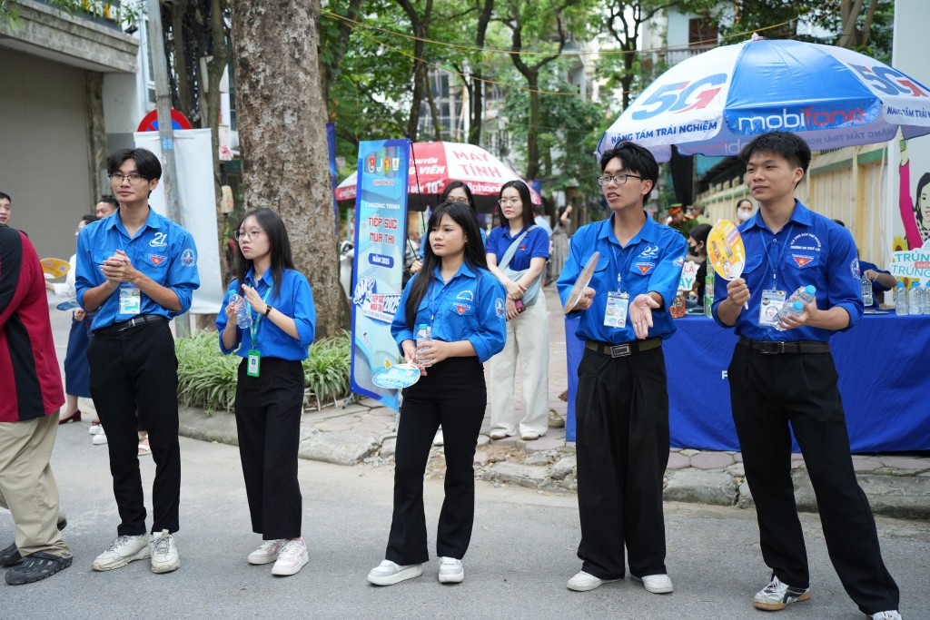 Lực lượng tình nguyện viên luôn xung kích, sẵn sàng hỗ trợ thí sinh hết mình Lực lượng tình nguyện viên luôn xung kích, sẵn sàng hỗ trợ thí sinh hết mình