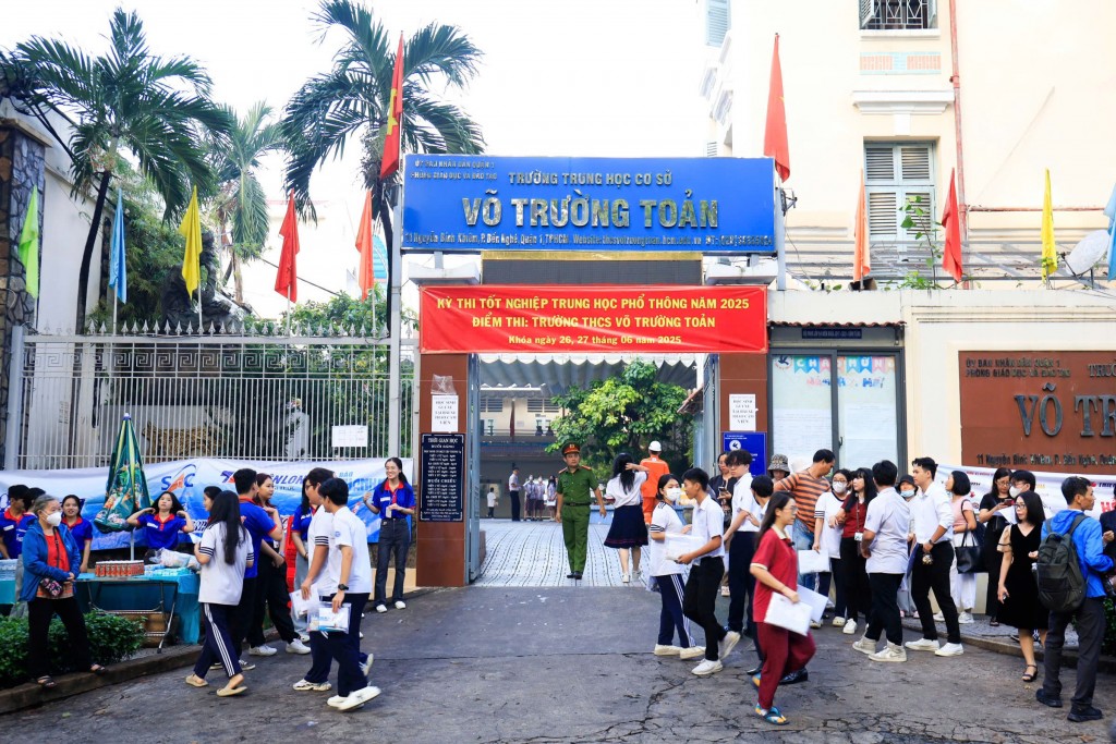 Sĩ tử TP Hồ Chí Minh bước vào ngày thi thứ 2 đầy cảm xúc