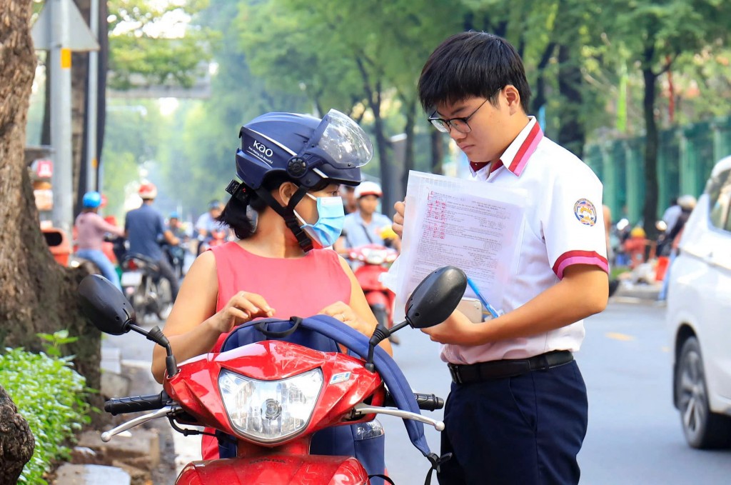 Sĩ tử TP Hồ Chí Minh bước vào ngày thi thứ 2 đầy cảm xúc