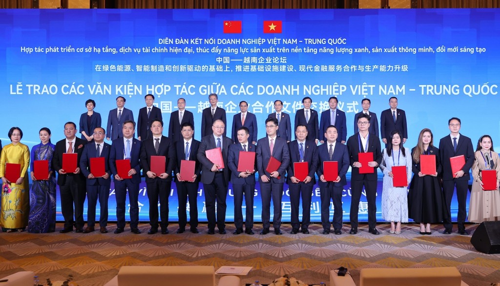 Tại Diễn đàn Kết nối doanh nghiệp Việt Nam – Trung Quốc, Thủ tướng và các đại biểu chứng kiến lễ trao 9 biên bản ghi nhớ hợp tác giữa các doanh nghiệp hai nước - Ảnh: VGP/Nhật Bắc