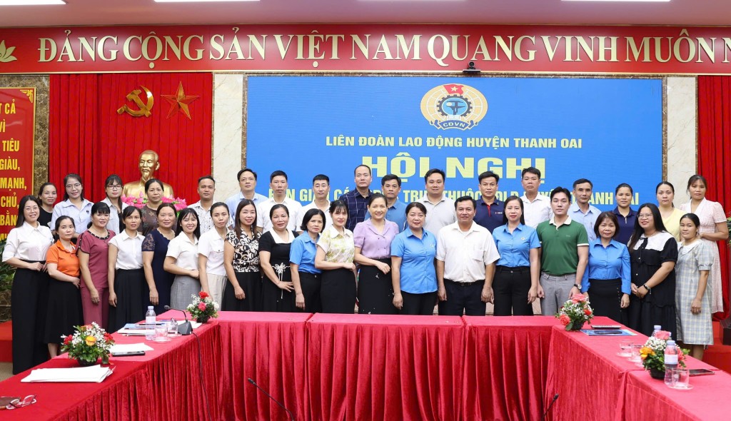Thanh Oai bàn giao 40 Công đoàn cơ sở về LĐLĐ TP Hà Nội