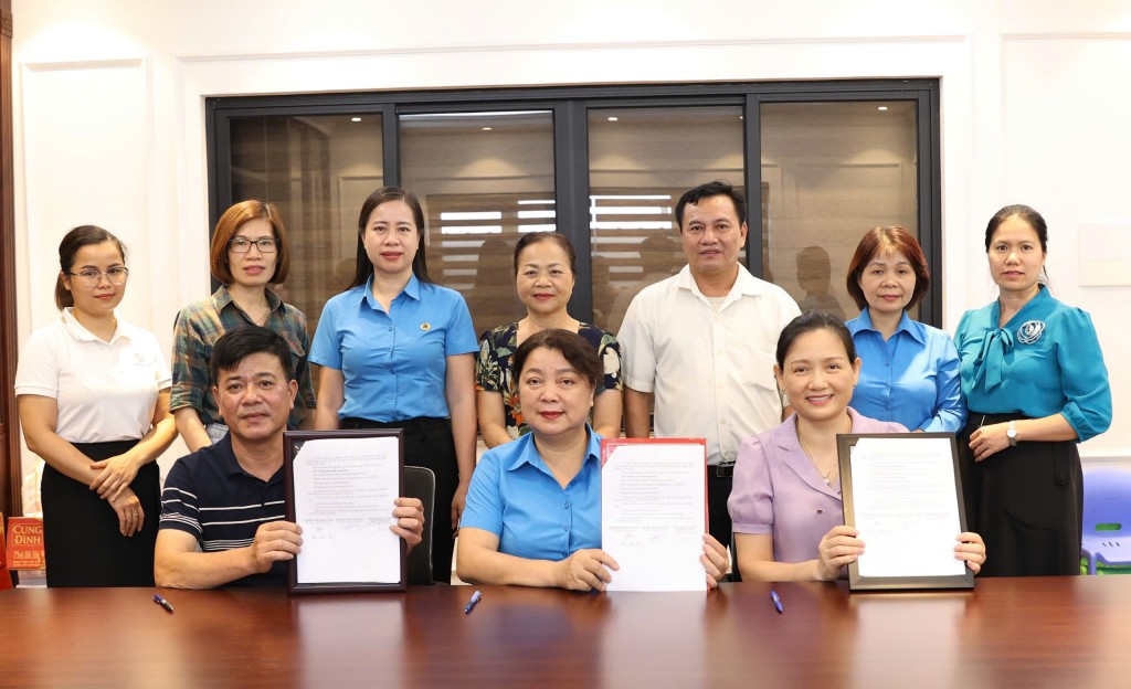 Thanh Oai bàn giao 40 Công đoàn cơ sở về LĐLĐ TP Hà Nội