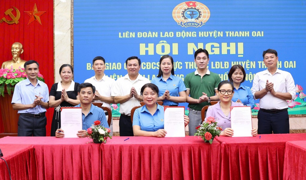 Thanh Oai bàn giao 40 Công đoàn cơ sở về LĐLĐ TP Hà Nội