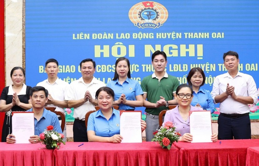 Thanh Oai bàn giao 40 Công đoàn cơ sở về LĐLĐ TP Hà Nội
