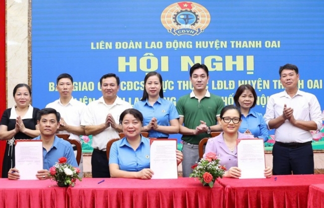 Thanh Oai bàn giao 40 Công đoàn cơ sở về LĐLĐ TP Hà Nội