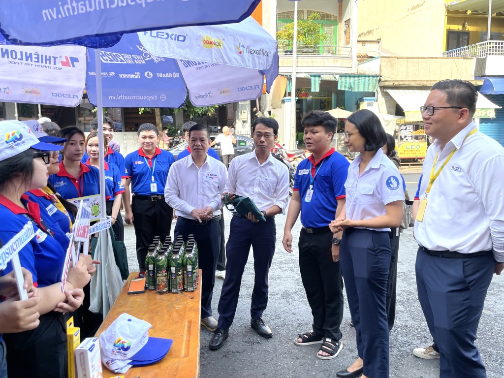 Tại mỗi điểm thi, đoàn công tác ghi nhận những cố gắng của các chiến sĩ tình nguyện tiếp sức sĩ tử đi thi. Bí thư Trung ương Đoàn mong muốn các chiến sĩ giữ gìn sức khỏe để hoàn thành thật tốt nhiệm vụ hỗ trợ, cổ vũ tinh thần thí sinh và người nhà