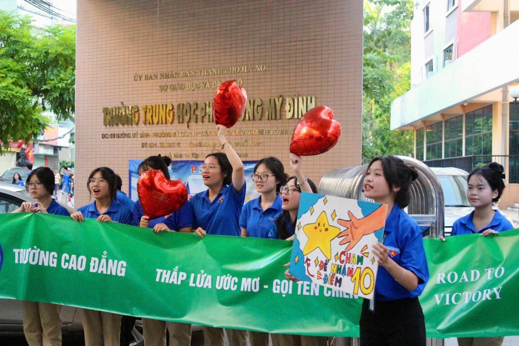 Nụ cười tình nguyện tỏa năng lượng tích cực mùa thi