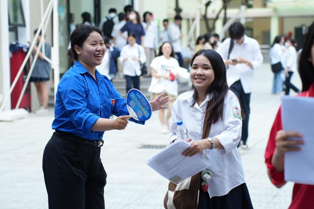 Thí sinh được trao nguồn năng lượng tích cực từ các tình nguyện viên 