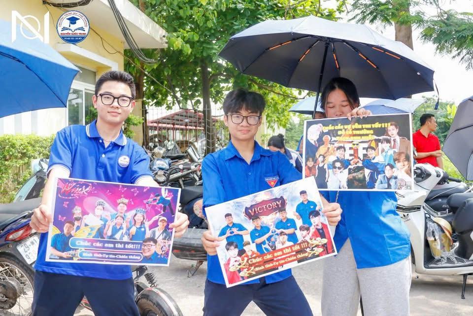 Nụ cười tình nguyện tỏa năng lượng tích cực mùa thi