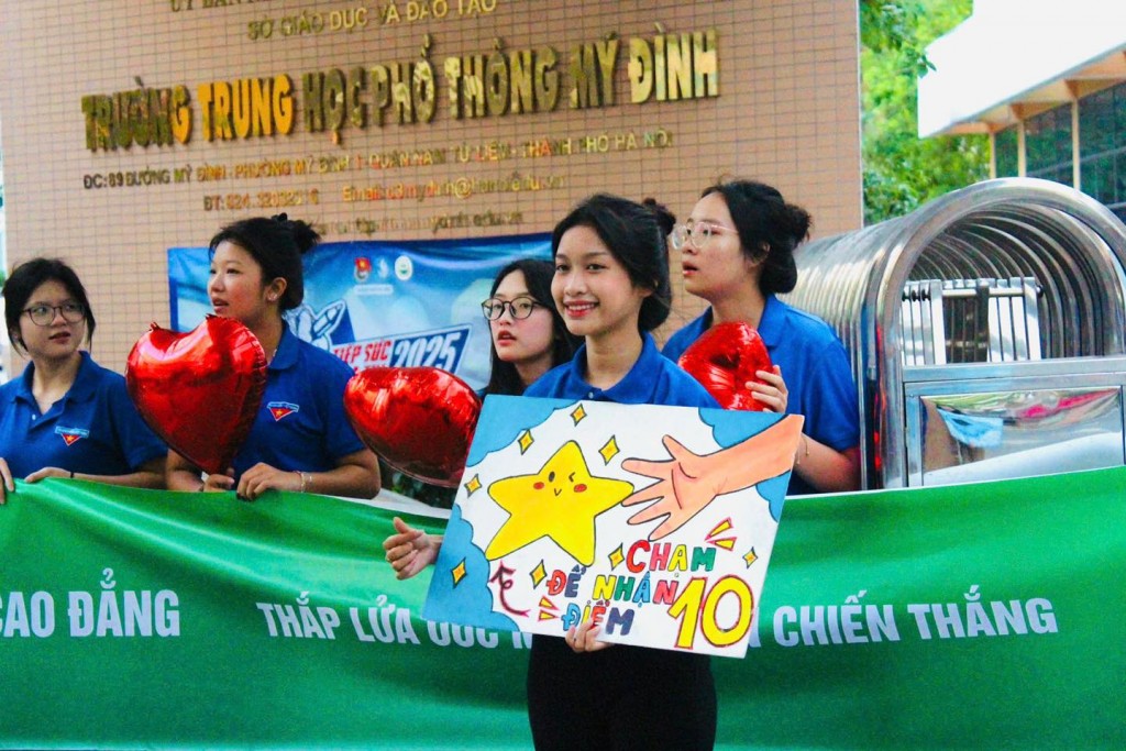 Nụ cười tình nguyện tỏa năng lượng tích cực mùa thi
