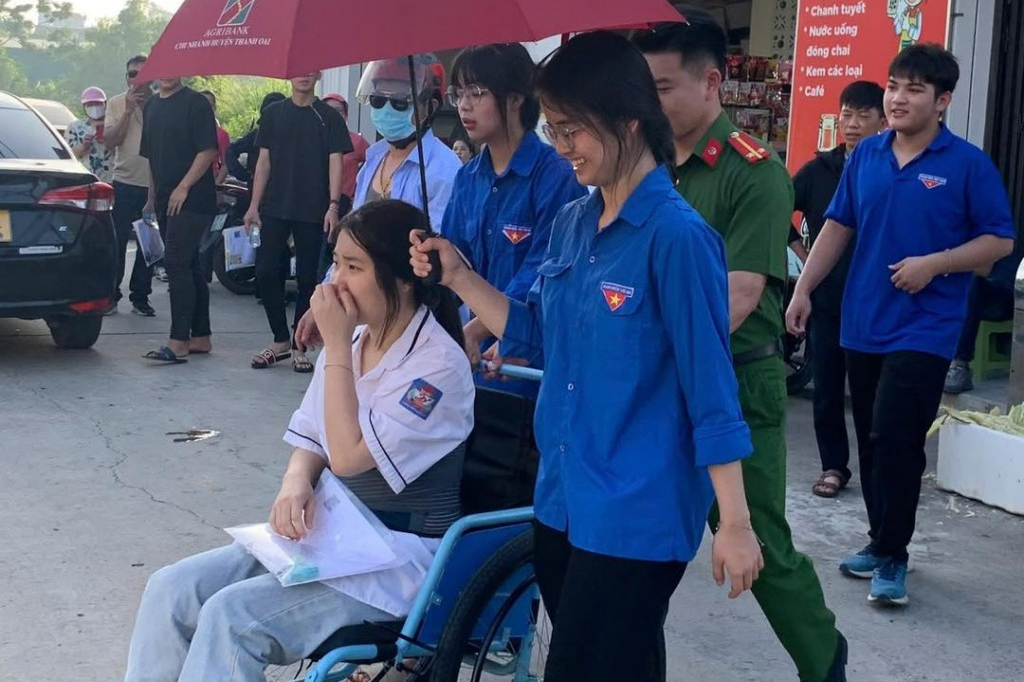 Nụ cười tình nguyện tỏa năng lượng tích cực mùa thi