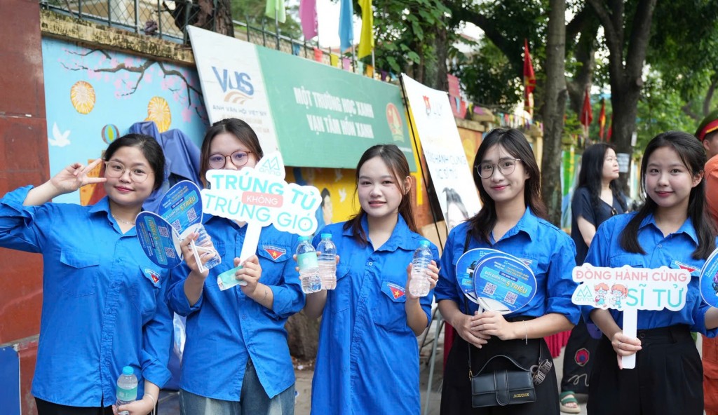 Nụ cười tình nguyện tỏa năng lượng tích cực mùa thi