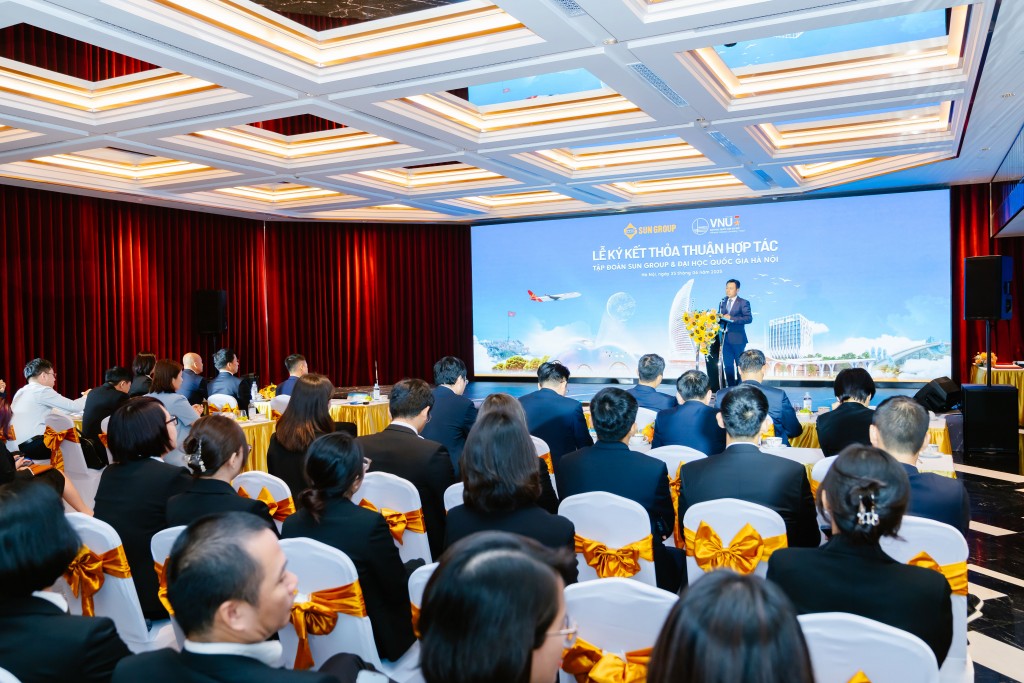 GS.TS Lê Quân - Bí Thư Đảng ủy - Chủ tịch Hội đồng - Giám đốc ĐHQGHN phát biểu tại lễ ký kết. Ảnh: Sun Group
