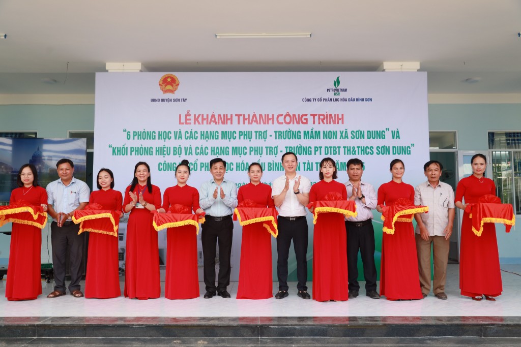 Đại diện UBND huyện Sơn Tây, xã Sơn Dung, BSR và các thầy cô Trường Mầm non xã Sơn Dung và Trường PT DTBT TH&THCS xã Sơn Dung thực hiện nghi thức cắt băng khánh thành công trình.